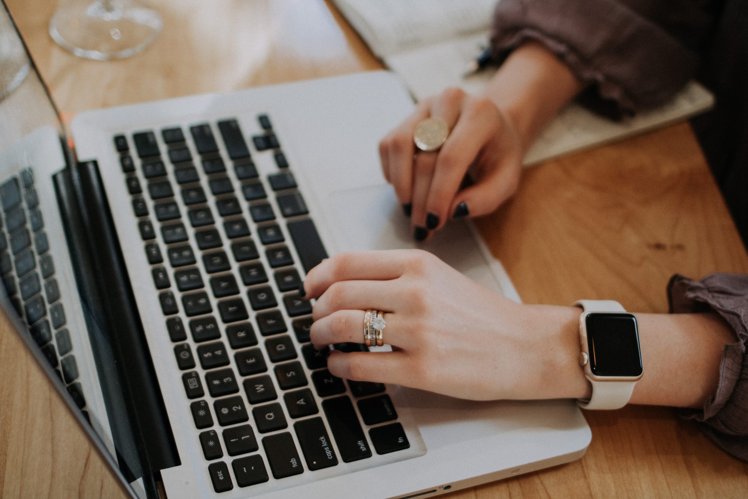 femme écrivant sur son ordinateur